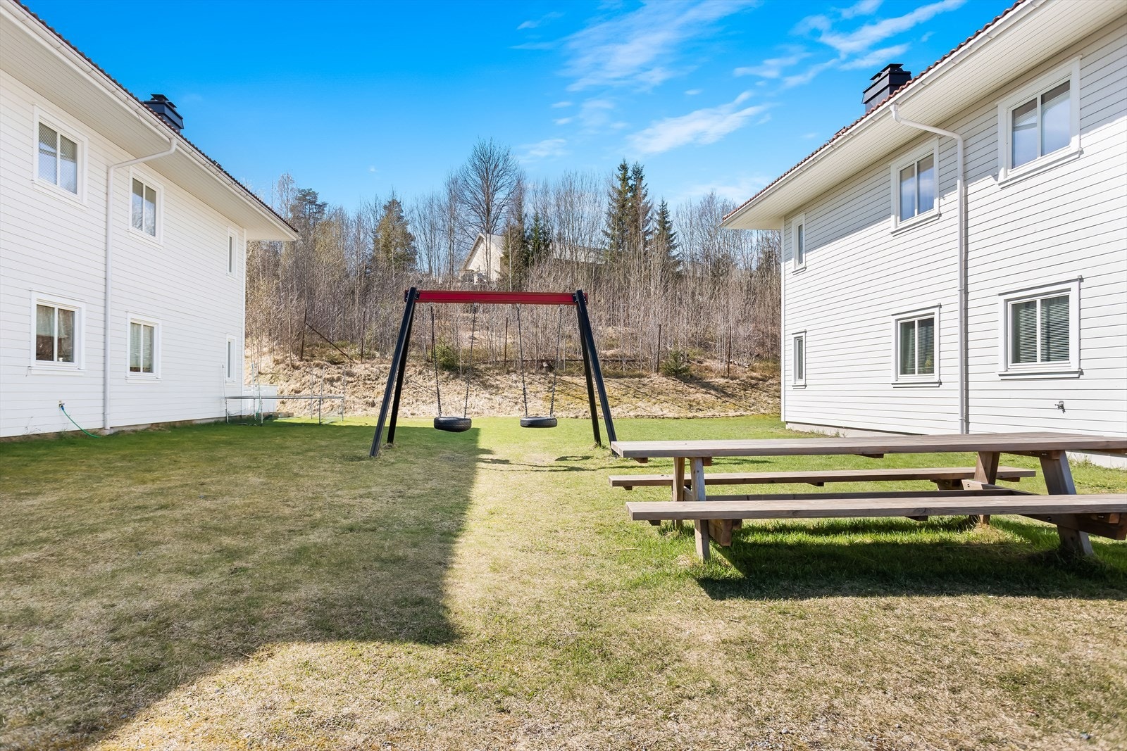 Felles uteområde med lekeapparater og sittegrupper. Galleribilde