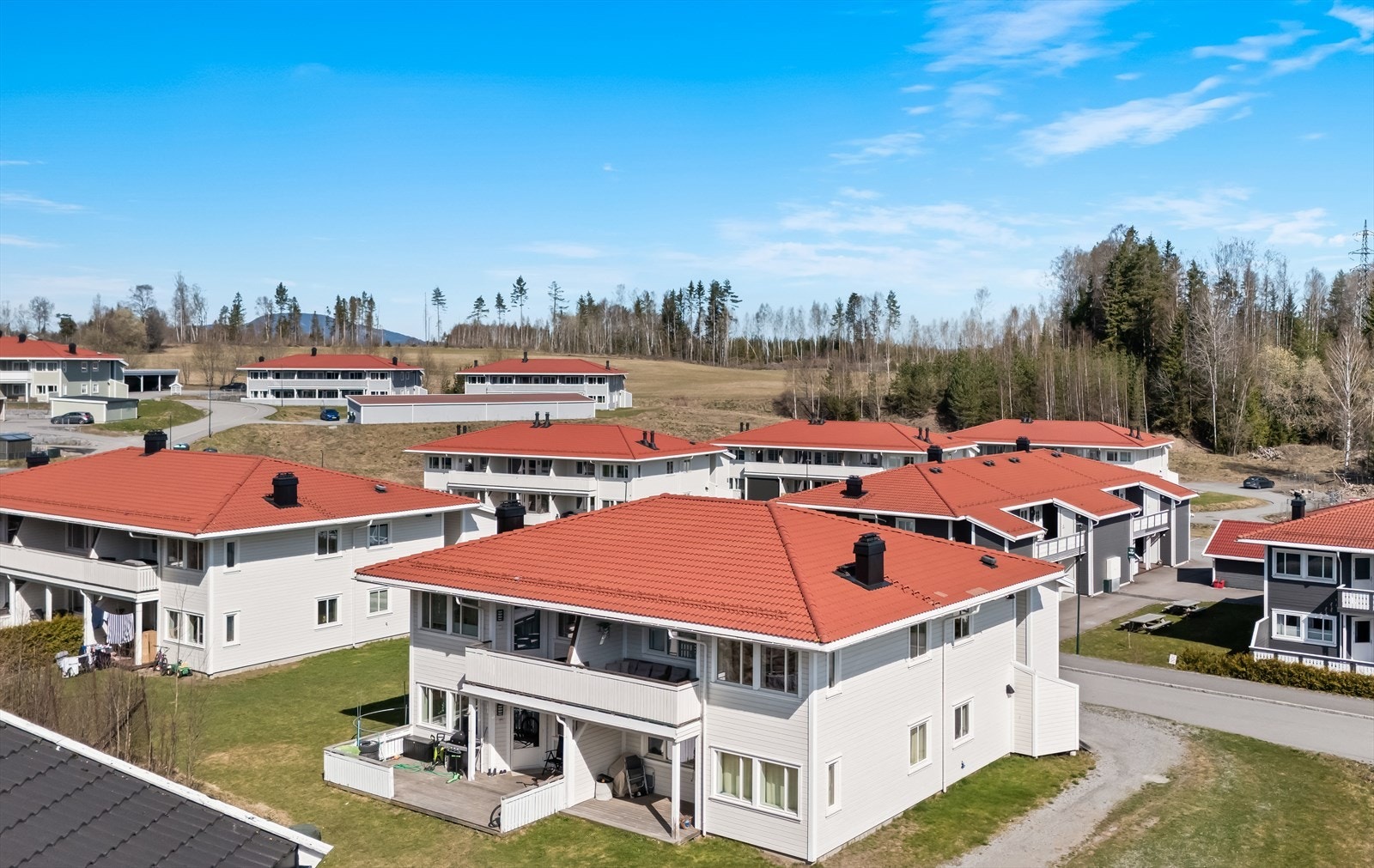 Fra boligen er det kort vei til gode turmuligheter i skog og mark, perfekt for rekreasjon. Galleribilde