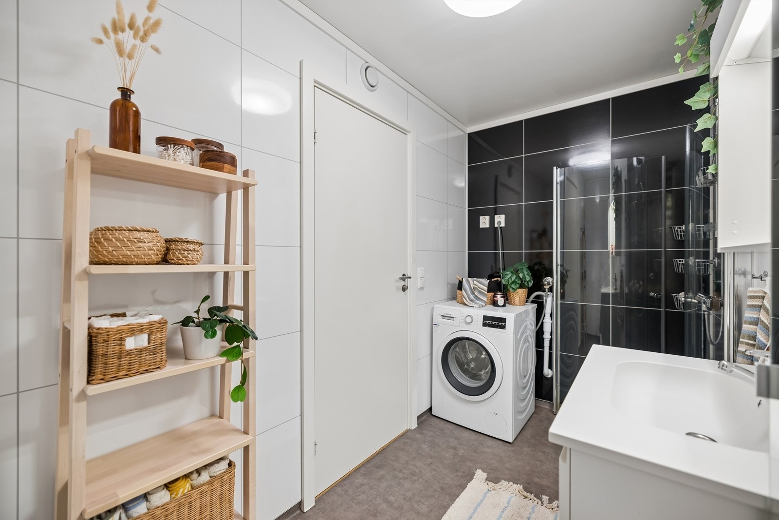 Overflatene består av våtromsplater på veggene og gulvbelegg, som er enkle å vedlikeholde. Galleribilde