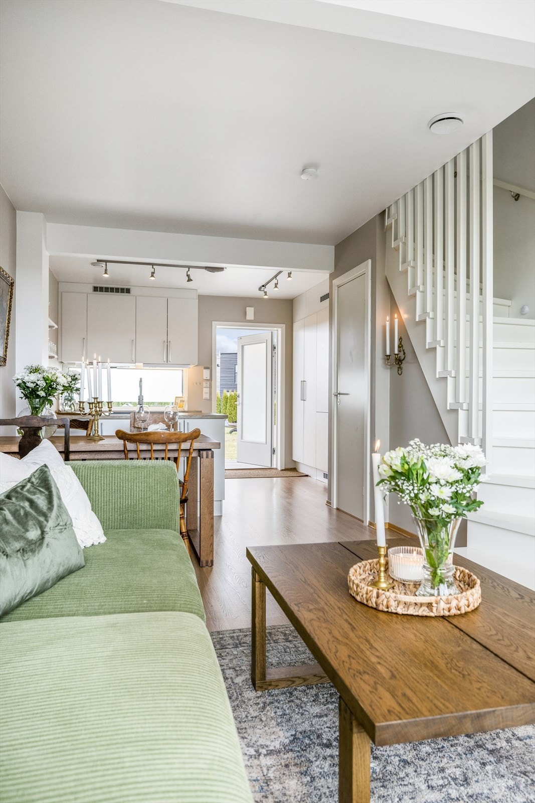 Den hvitmalte tretrappen binder de to etasjene sammen på en elegant måte. Galleribilde