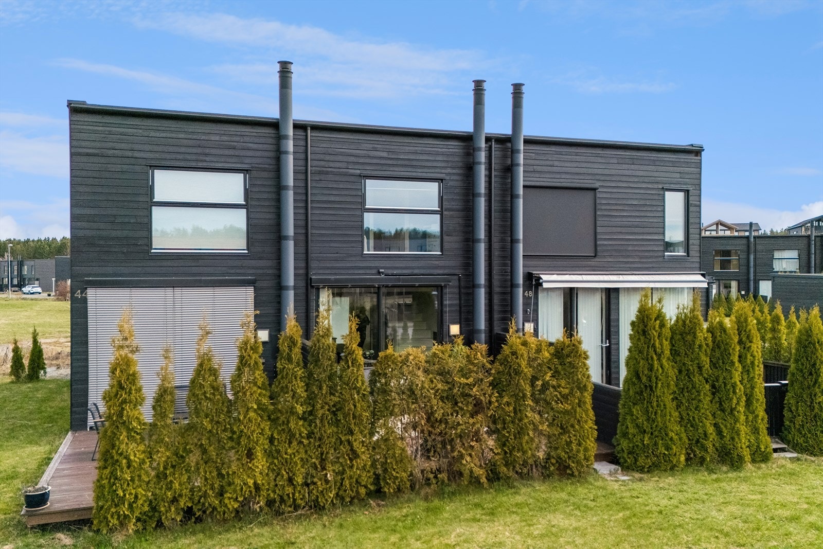 Boligen har en stor, vestvendt terrasse på 19 m² og balansert ventilasjon som sikrer et sunt inneklima året rundt. Galleribilde