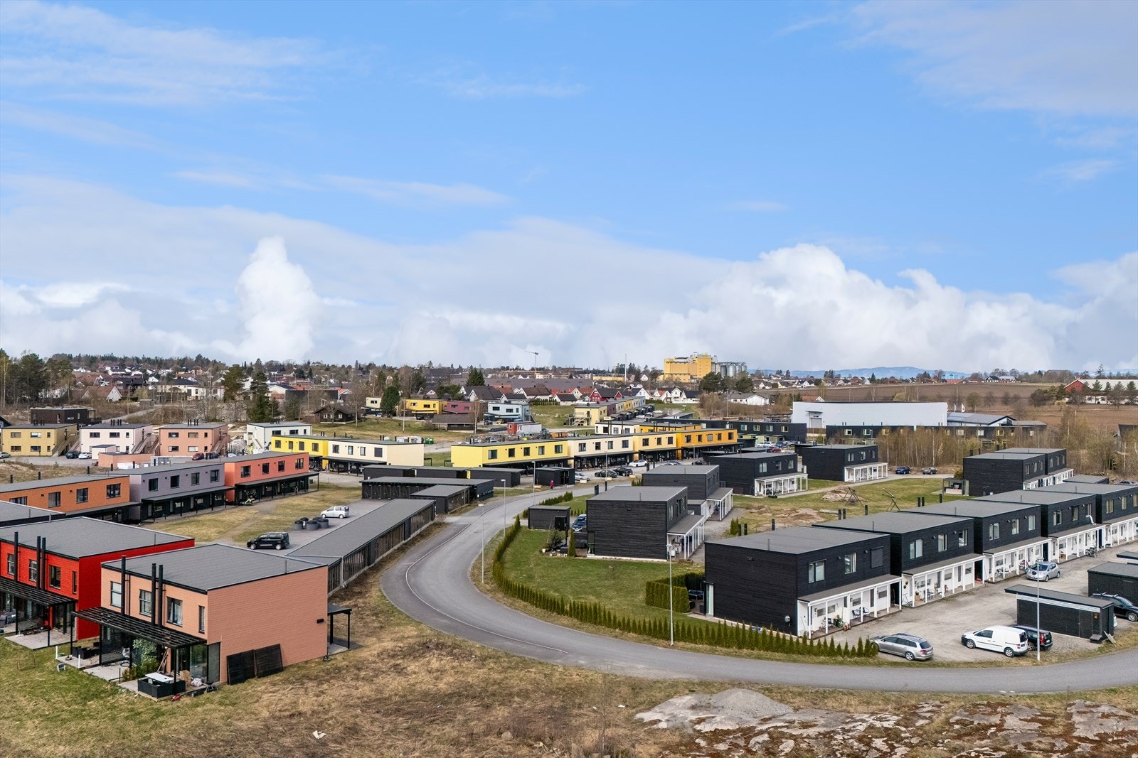 Fra boligfeltet er det kort vei til Stange sentrum, med dagligvarebutikker, apotek og togstasjon kun en kort kjøre- eller sykkeltur unna. Galleribilde