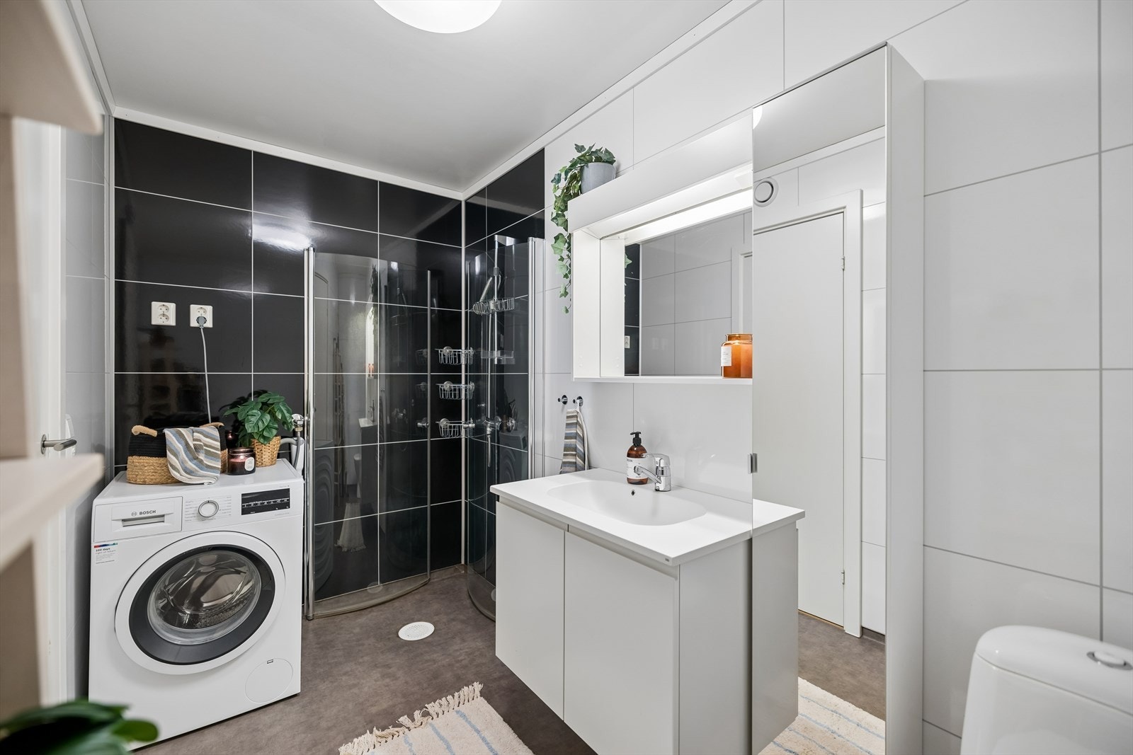 Badet i andre etasje har varme i gulvet og opplegg for vaskemaskin. Galleribilde
