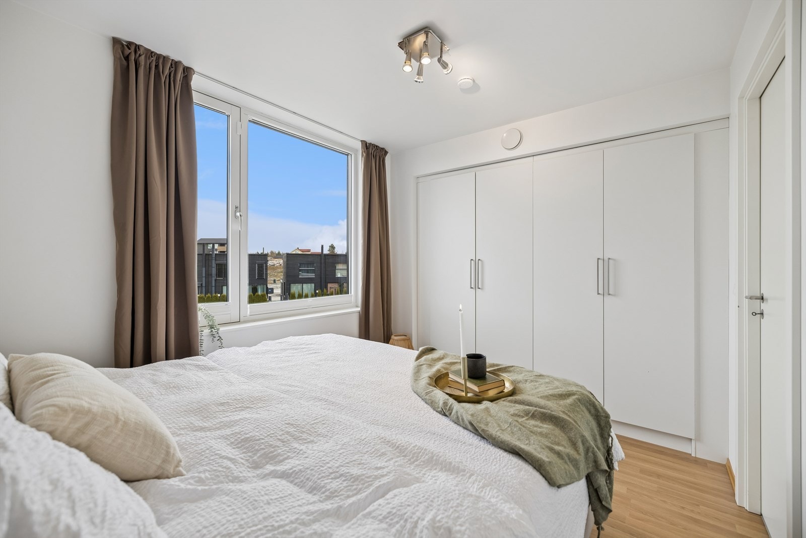 En hel vegg med garderobeskap gir rikelig med oppbevaringsplass på hovedsoverommet. Galleribilde