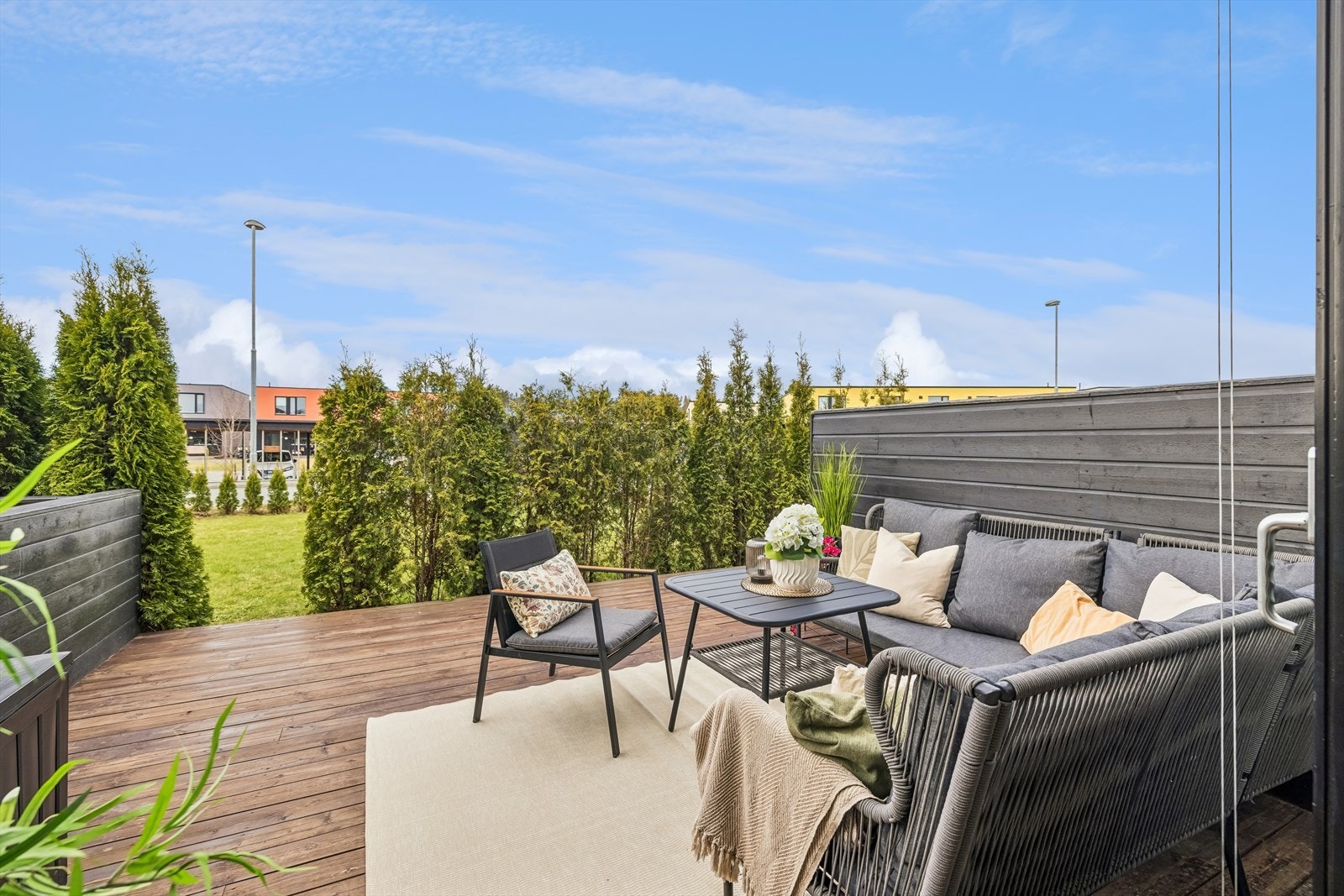 Med et areal på 19 m² er det rikelig med plass til både en romslig sittegruppe og grill. Galleribilde
