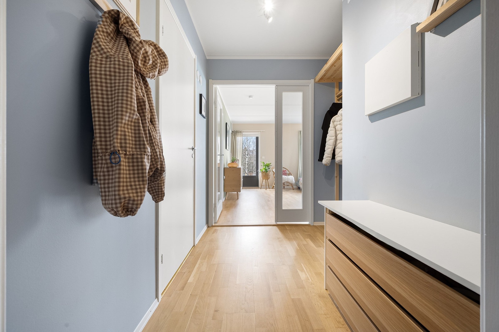 En romslig entré ønsker velkommen inn. Leiligheten disponerer en praktisk bod i samme etasje. Galleribilde