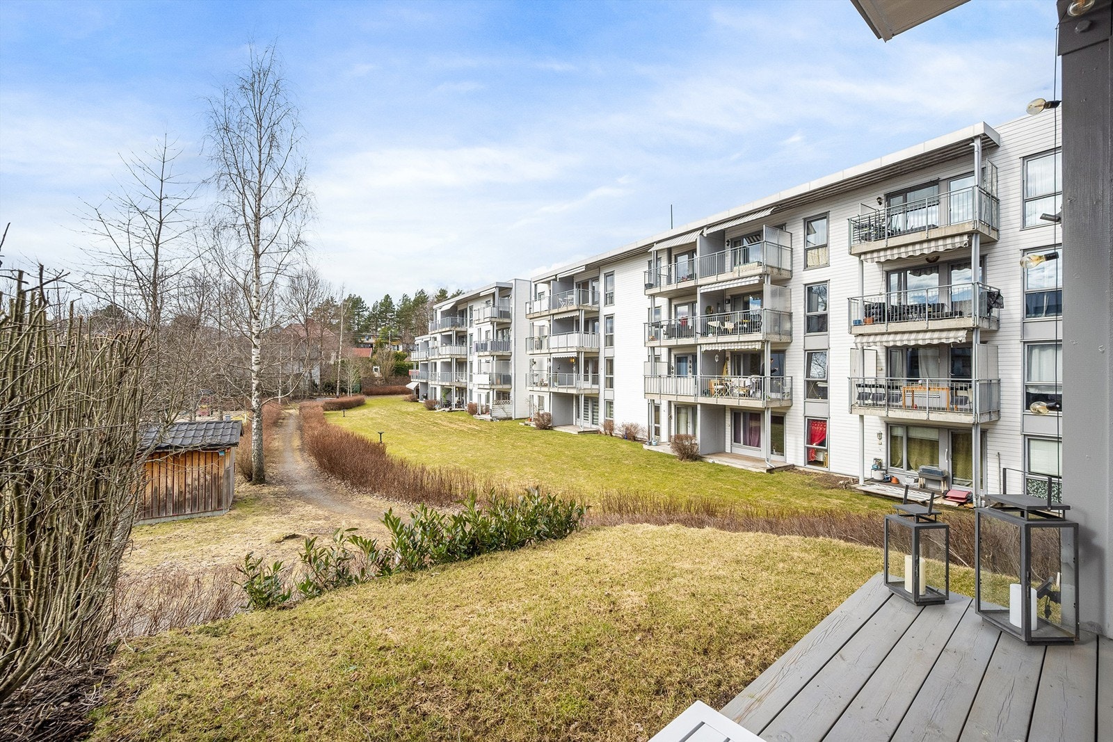 Uteplassen har en fredelig beliggenhet med utsikt over borettslagets fellesarealer. Galleribilde