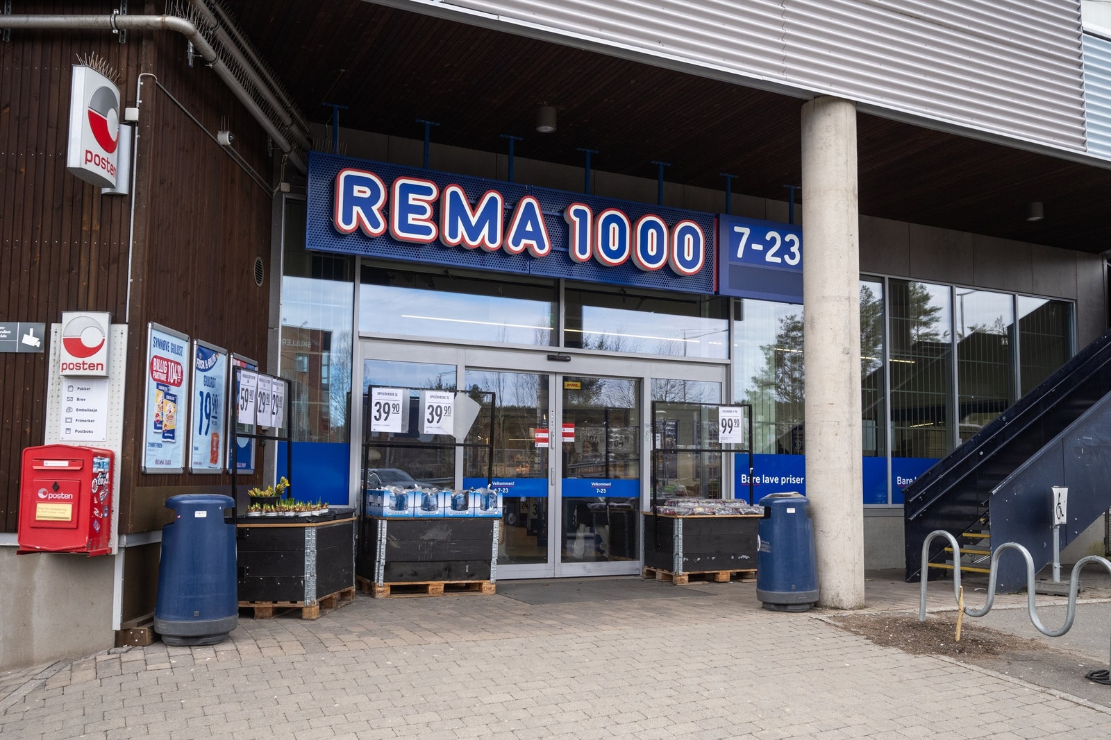 Rema 1000 ligger også i nabolaget, og Bøler Senter med Jernia, apotek, vinmonopol mm er kun 5 minutter unna med bil. Galleribilde