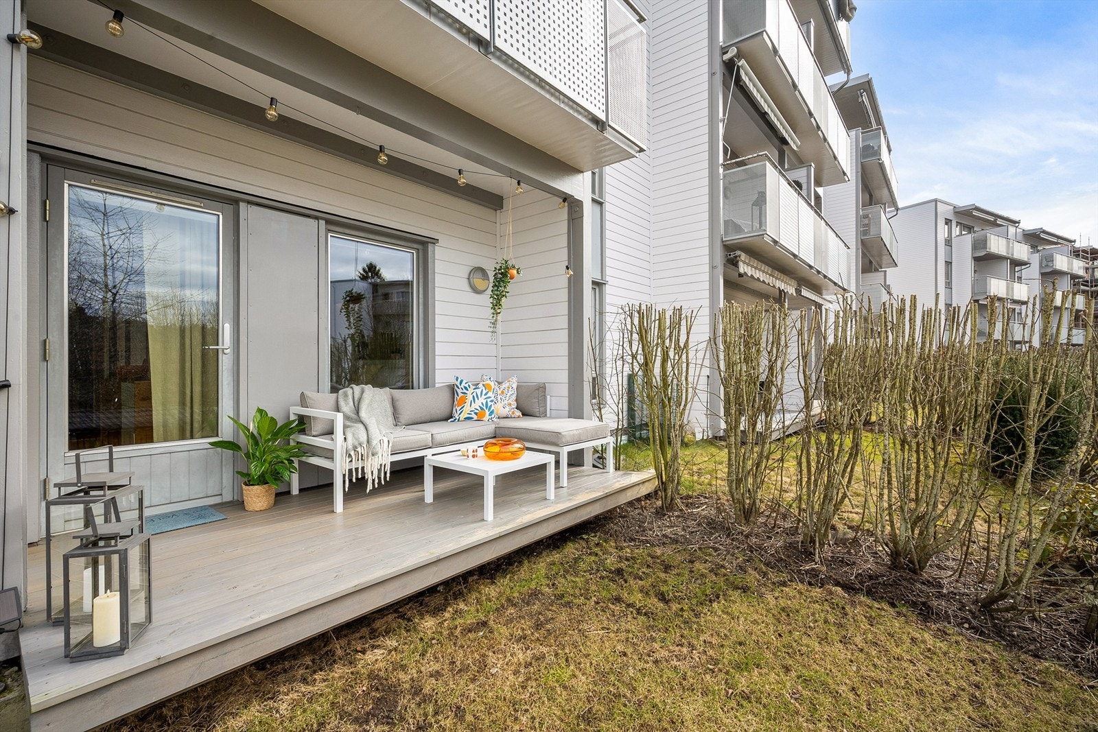 Fra stuen er det direkte utgang til den private og delvis overbygde uteplassen. Galleribilde