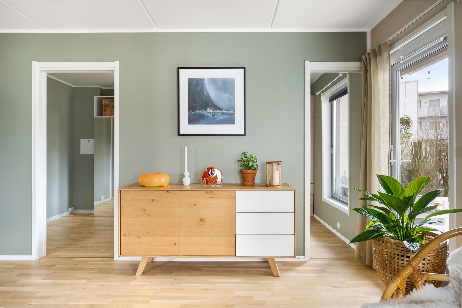 Gjennomgående parkett i alle oppholdsrom skaper en helhetlig og varm følelse i boligen. Galleribilde