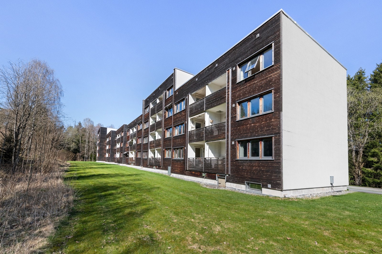 Borettslaget har opparbeidet fellesareal med store plener Galleribilde