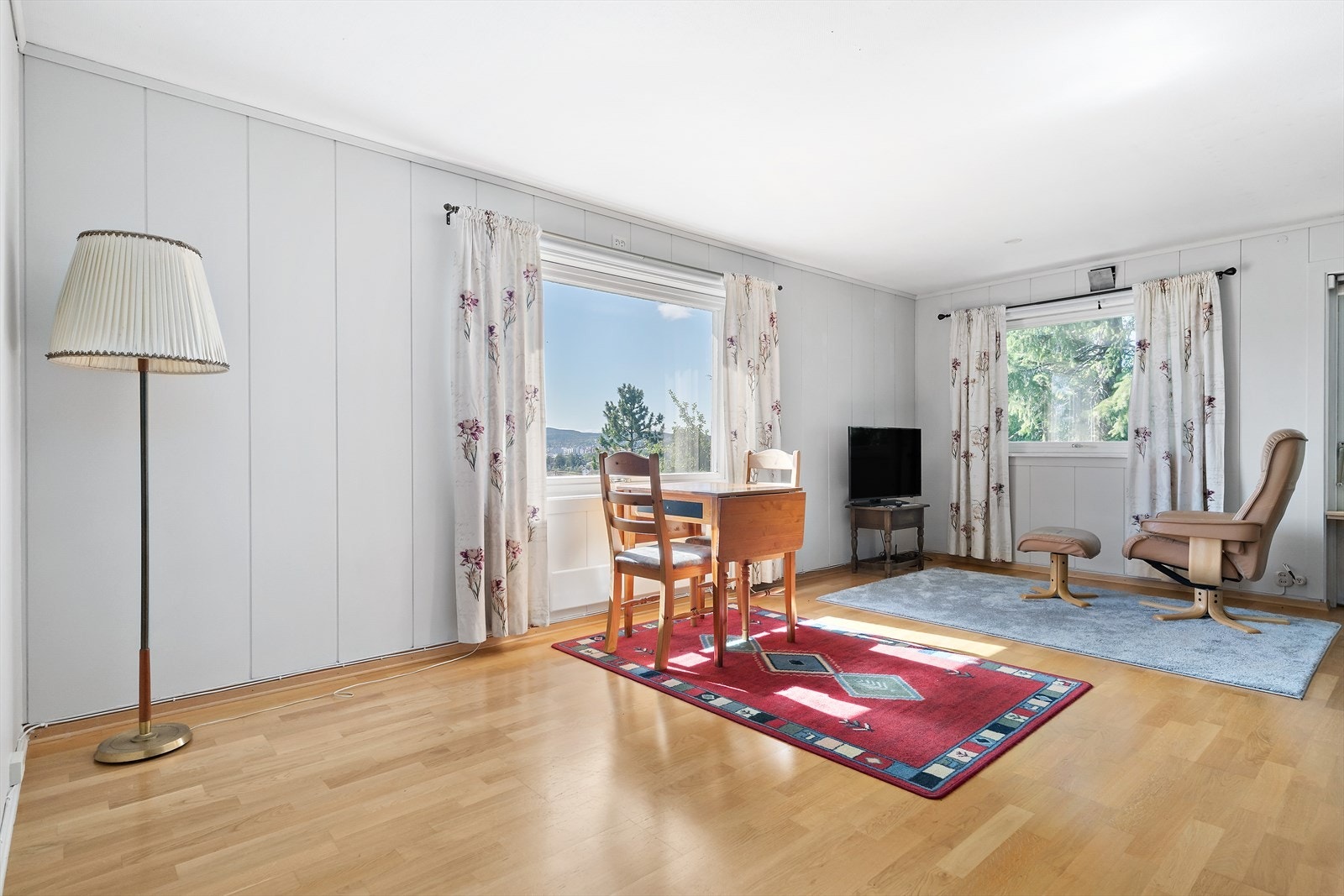 1.etasje inneholder 2 stuer, 2 soverom, bad og kjøkken Galleribilde