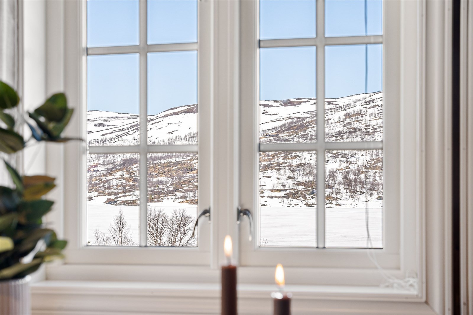 Fra stuebordet vil du ha helt fantastisk utsikt utover Skarvatnet og opp mot fjellene. Galleribilde