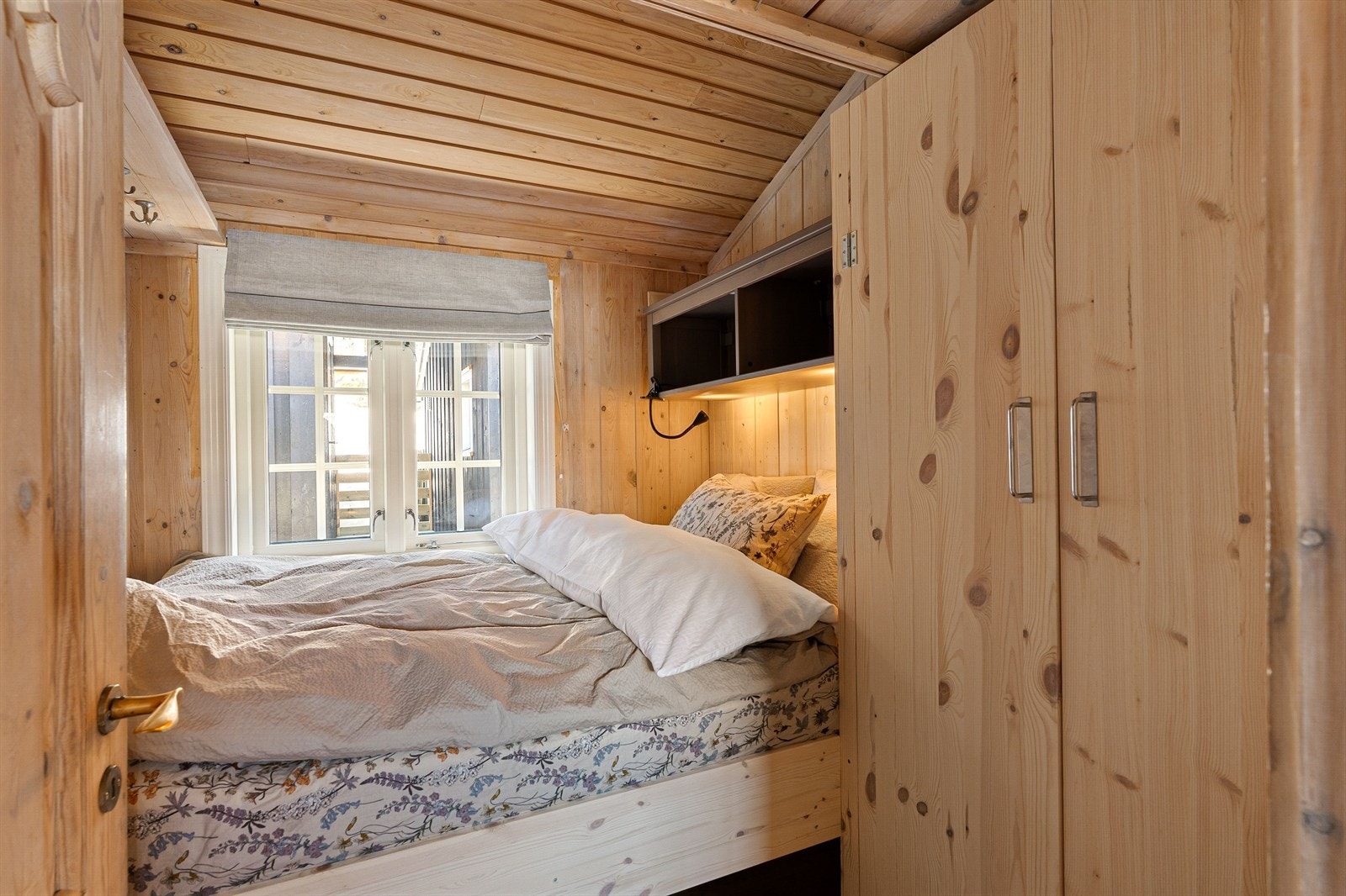 De to soverommene i hytten er på ca. 4.5 og 4m², her er plassen utnyttet til det maksimale, med både stor seng og garderobeløsning. Galleribilde