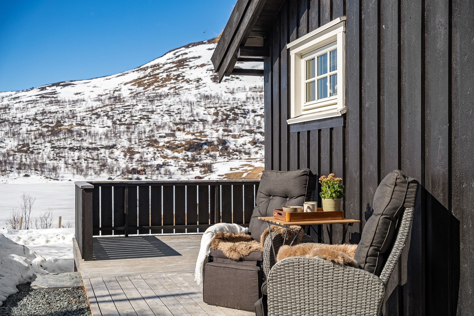 Den store verandaen og tomten er en fantastisk arena for alle og enhver. Galleribilde