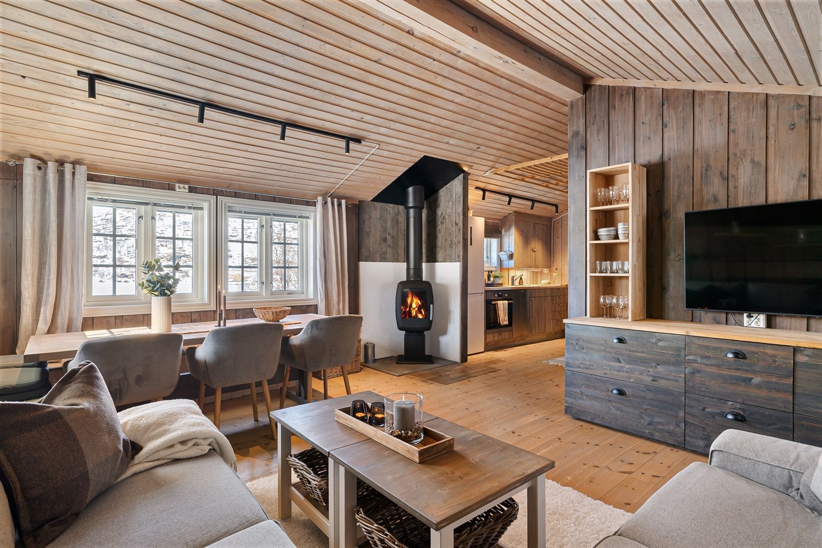 I stuen har du god plass til å etablere en stor sofakrok samt et hyggelig spisebord. Spot-skinnene i taket gir godt med belysning mot kveldene. Galleribilde