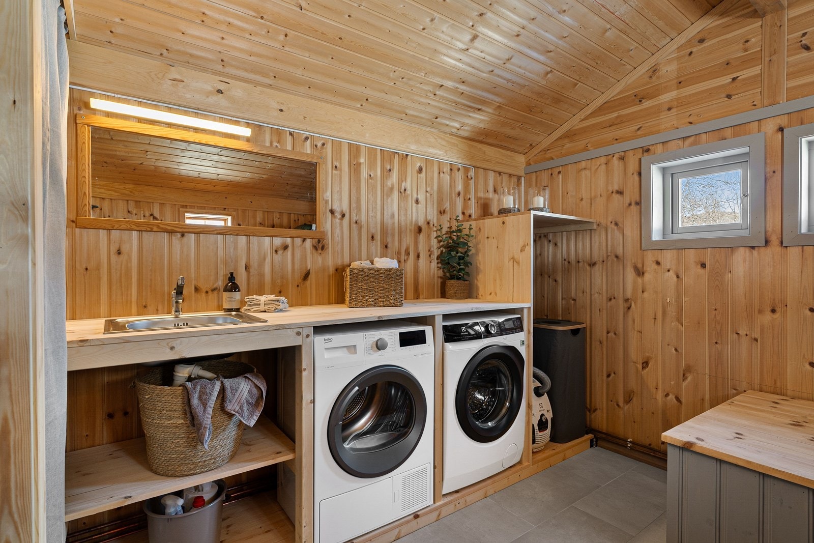 I uthuset har det blitt plassert vaskemaskin og tørketrommel. Galleribilde
