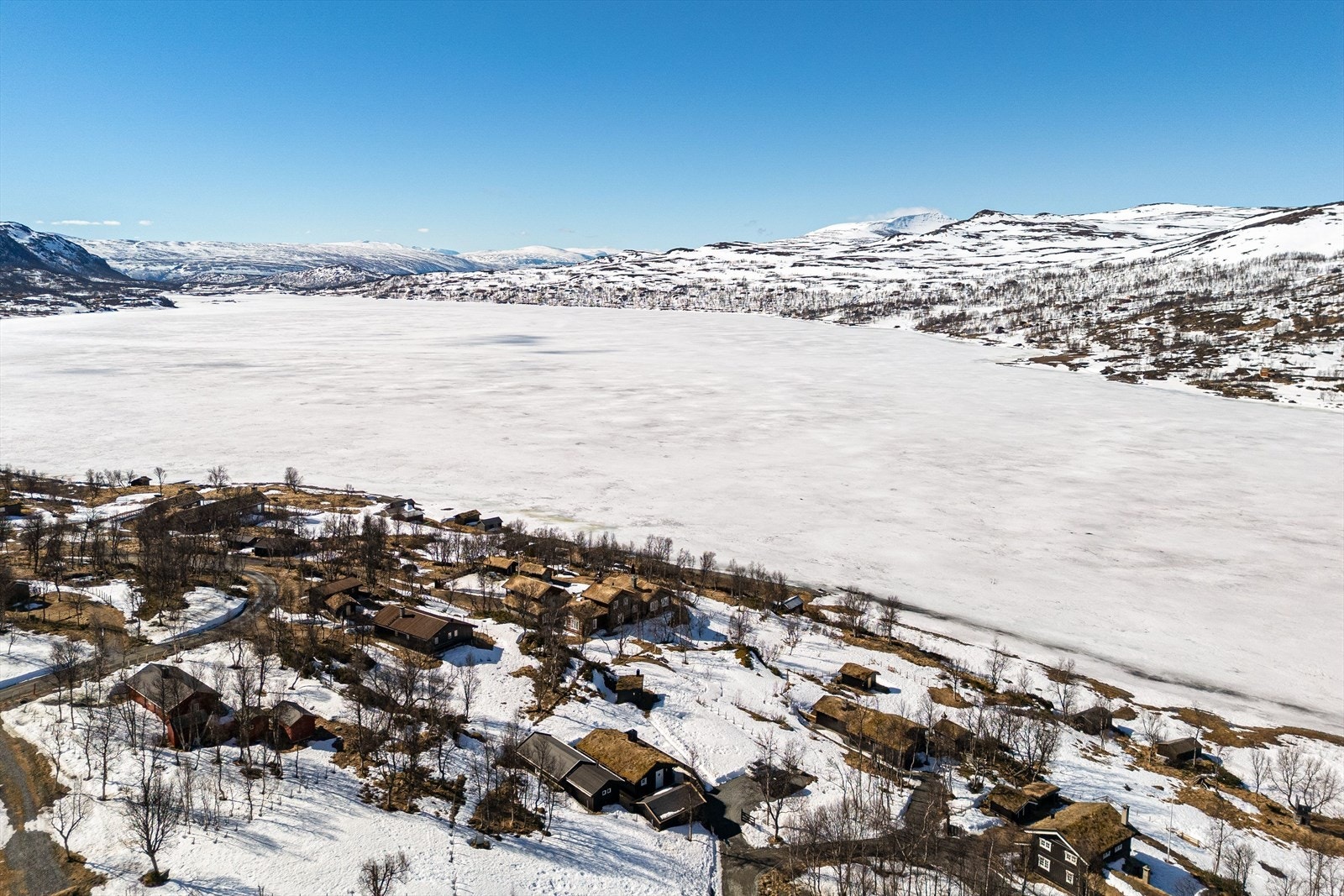 Det er hytte, uthus, bod, anneks og gapahuk på den fantastiske tomten! Galleribilde