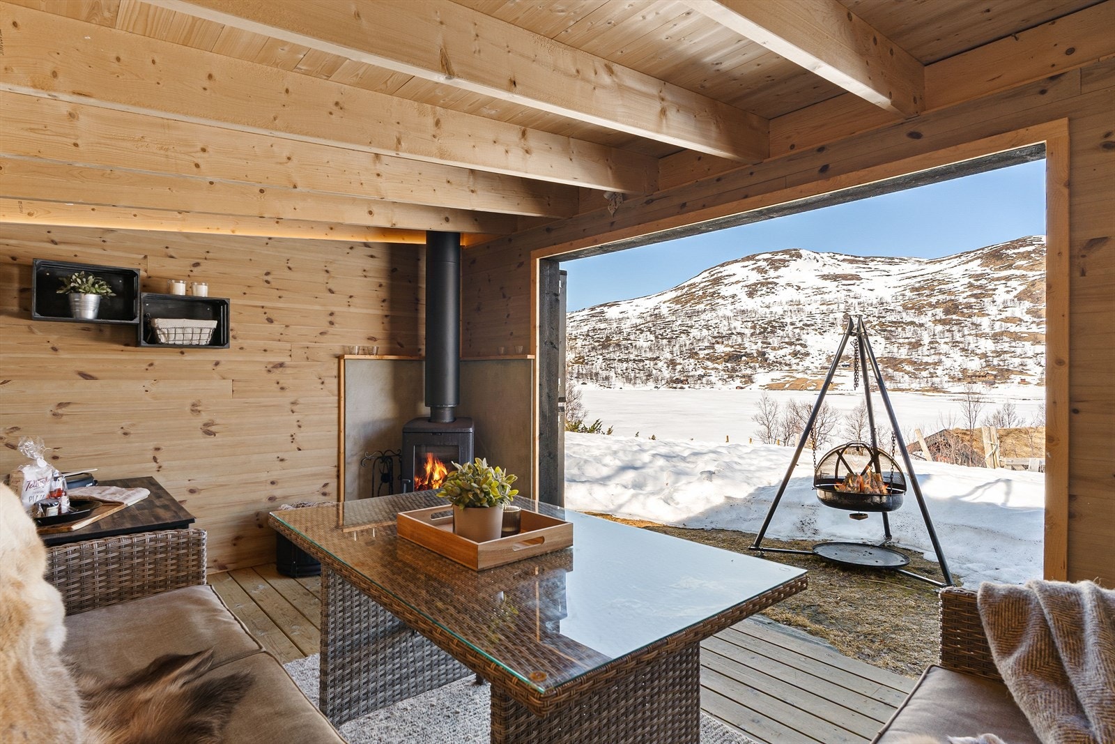 Dette er en fantastisk plass å ta livet med ro! Med nydelig utsikt, peis og grillpanne! Galleribilde