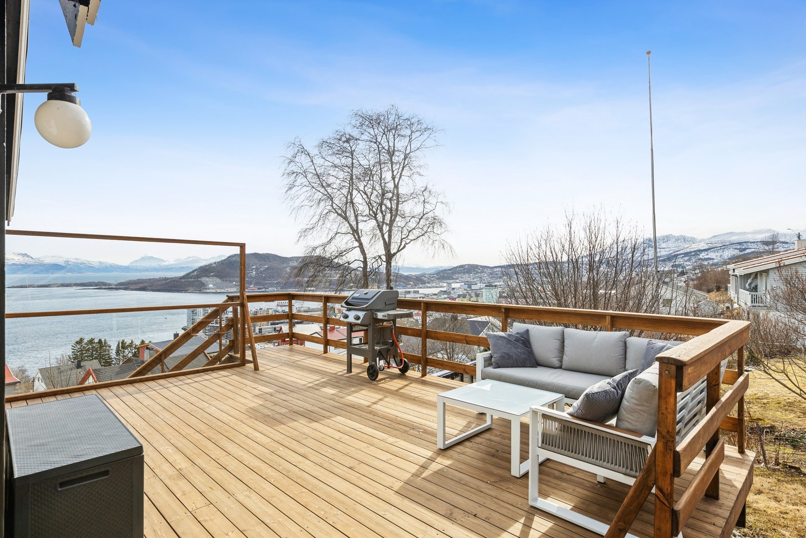 Fra terrassen kan man nyte vidstrakt panoramautsikt over havet og Harstad Galleribilde