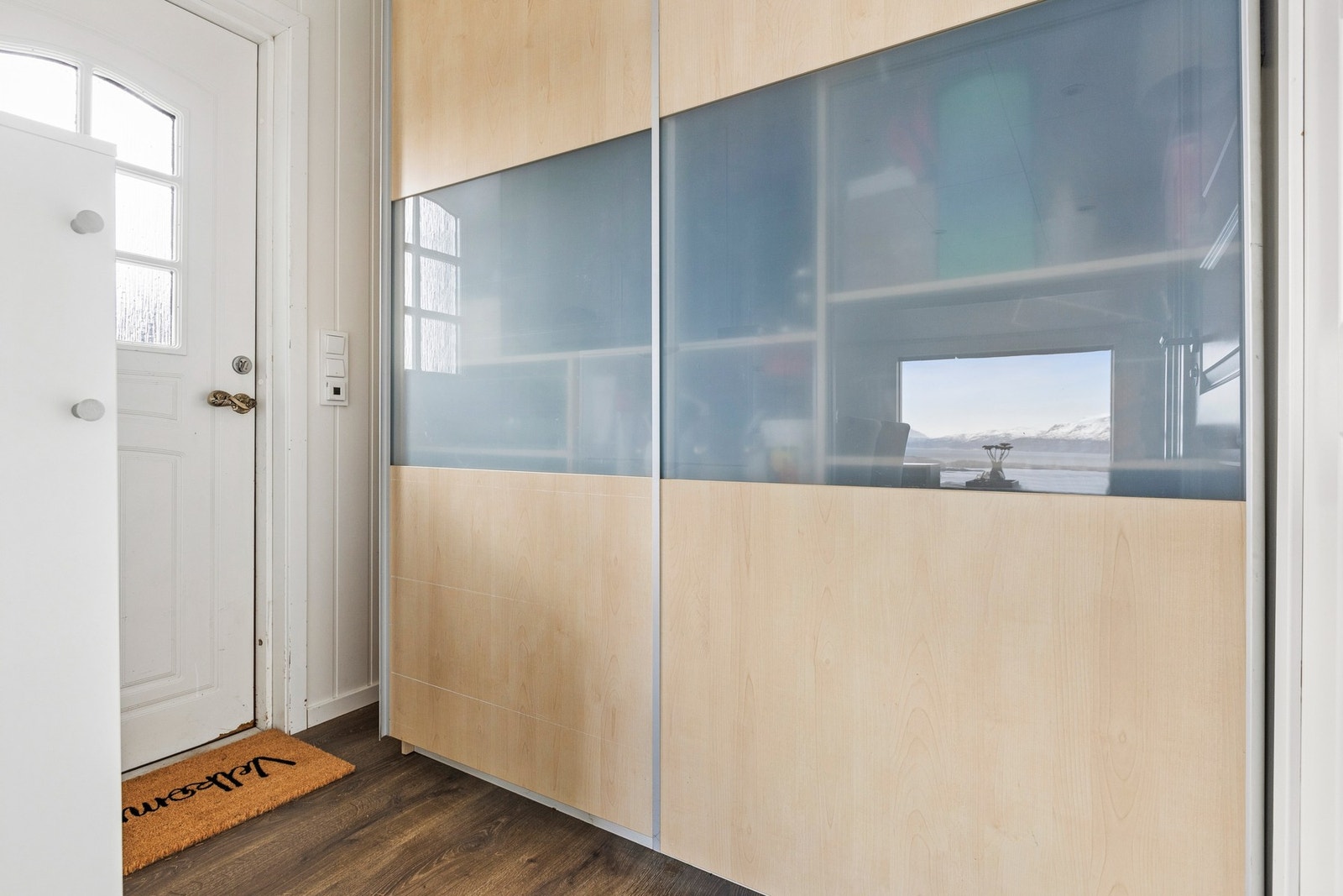 Entre med stor skyvedørsgarderobe og varme i gulvet Galleribilde
