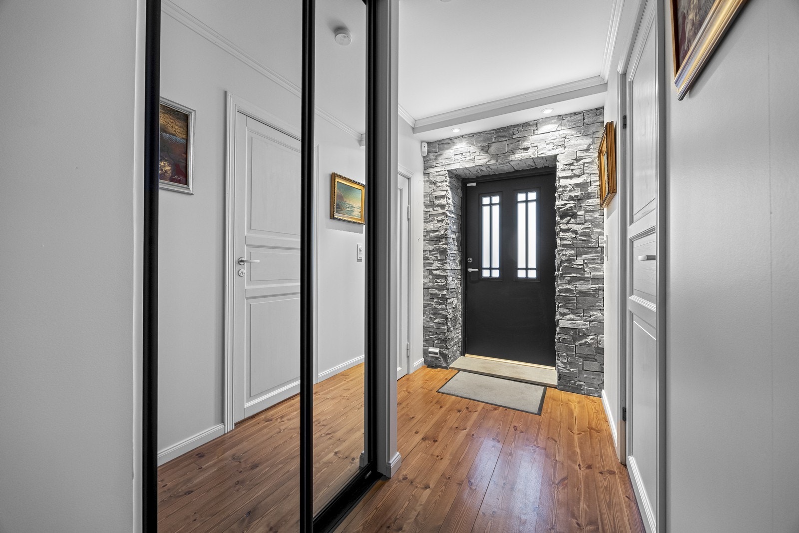 I gang ved soverommene er det skyvedørsgarderobe med plass til oppbevaring. Dør ut til hage. Galleribilde