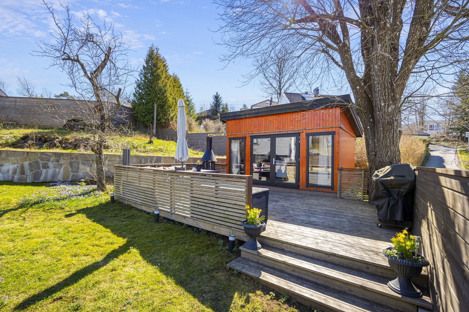 En romslig terrasse med tilknytning til et frittstående anneks på eiendommen. Galleribilde