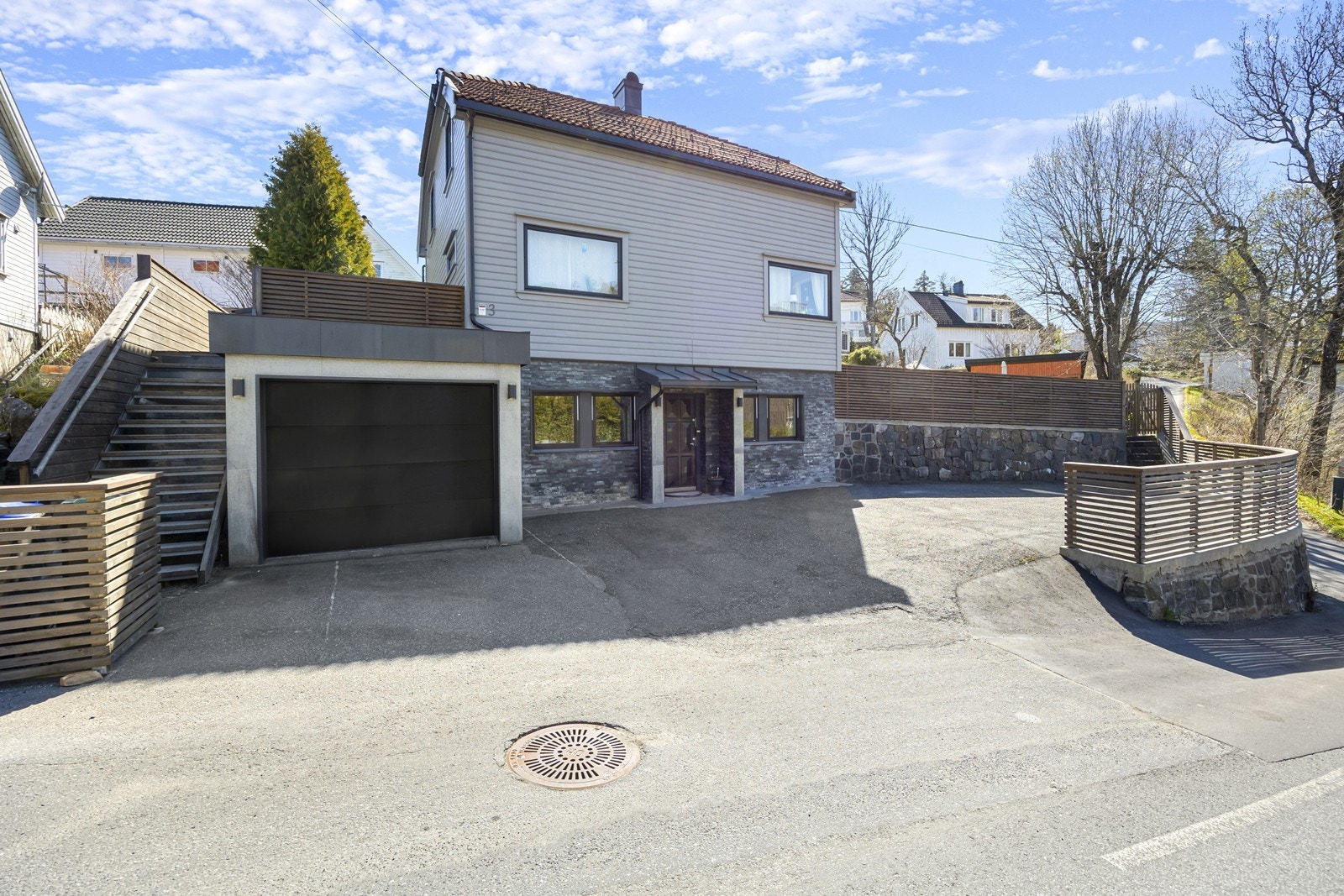 Leiligheten ble totalrenovert utvendig og innvendig i 2019, inkludert kledning og vinduer. Steinbelagt, så vedlikeholdsfritt og enkelt å holde. Galleribilde