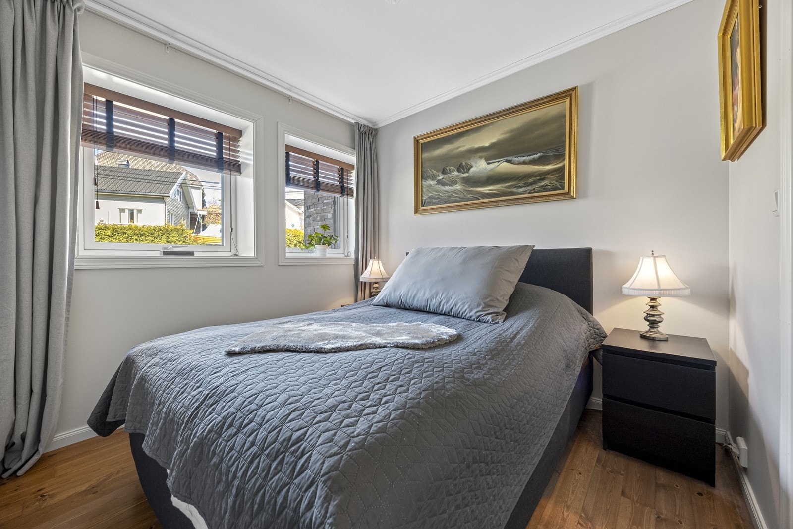 Hovedsoverommet har plass til dobbeltseng, med vinduer som gir godt lysinnslipp. Galleribilde