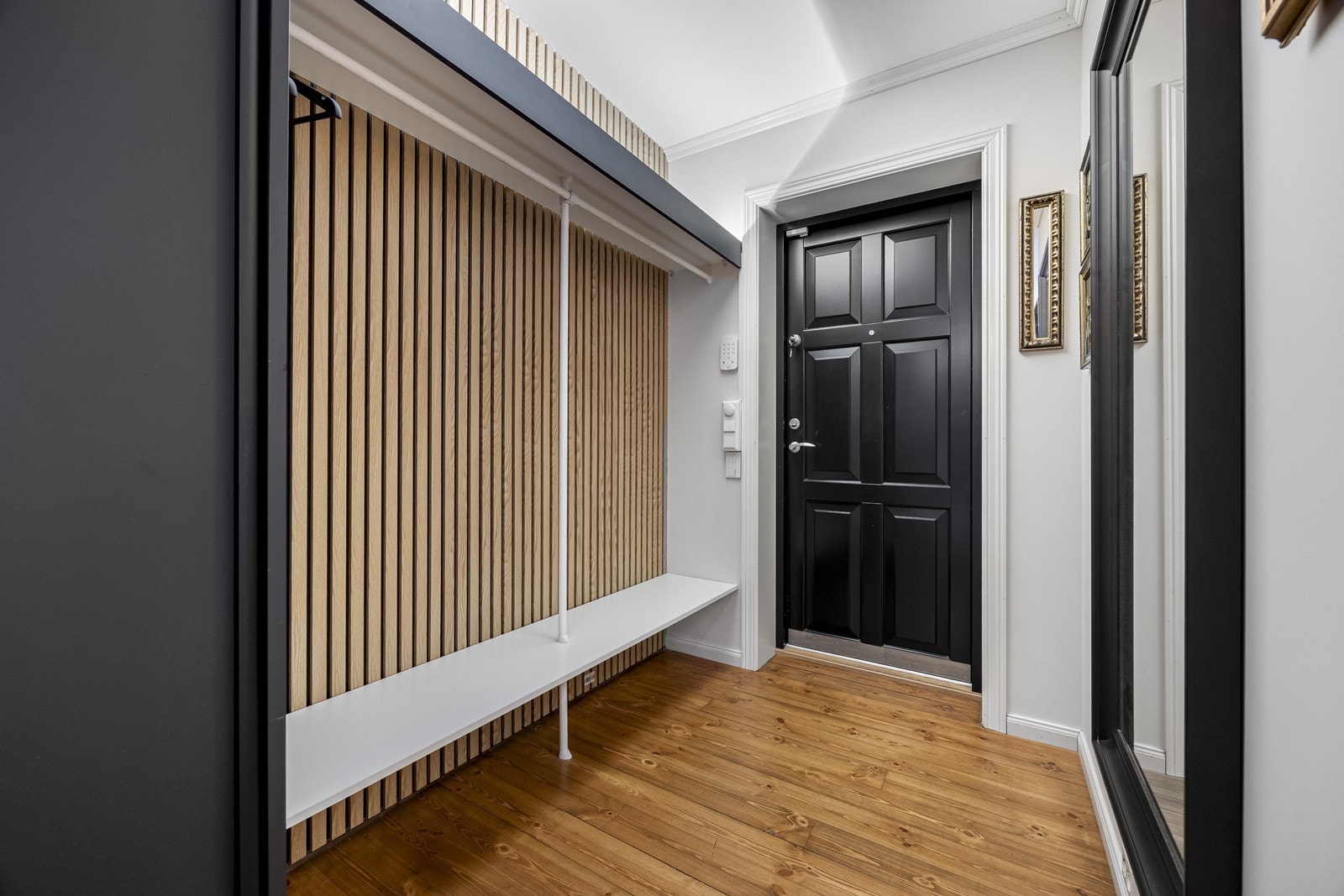 Entré med gode oppbevaringsmuligheter med bla. skyvedørsgarderobe. Galleribilde
