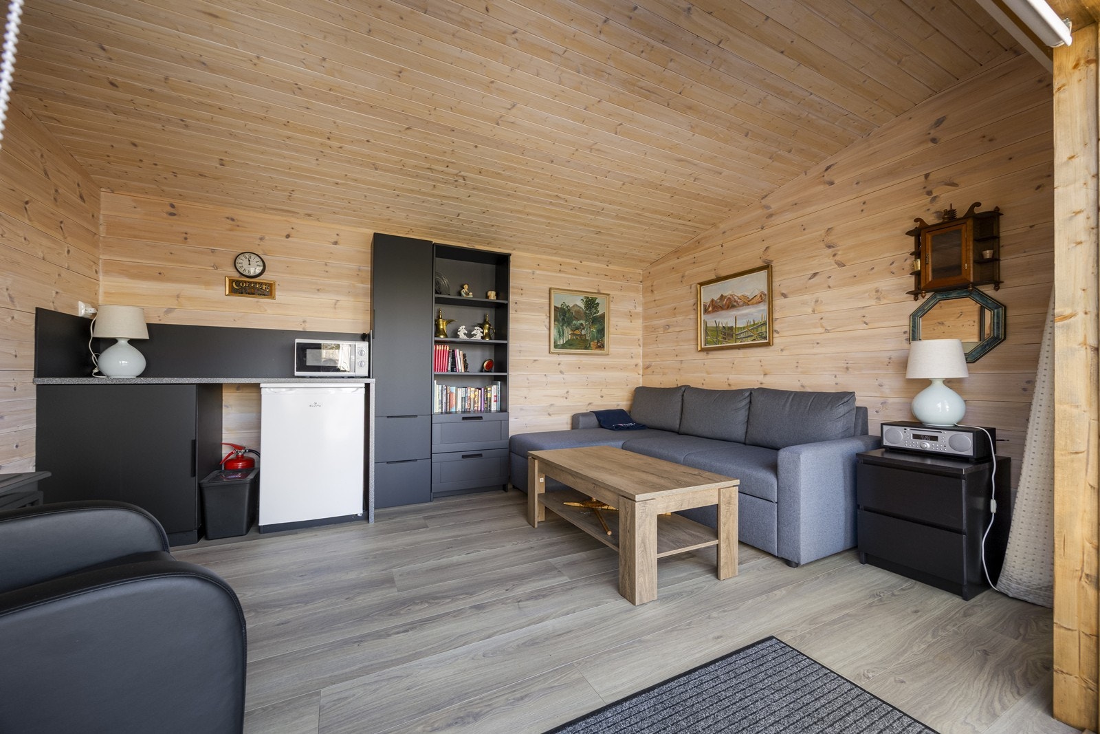 Innvendig i anneks. Praktisk benk med plass til mikro, kaffemaskin ol. Galleribilde