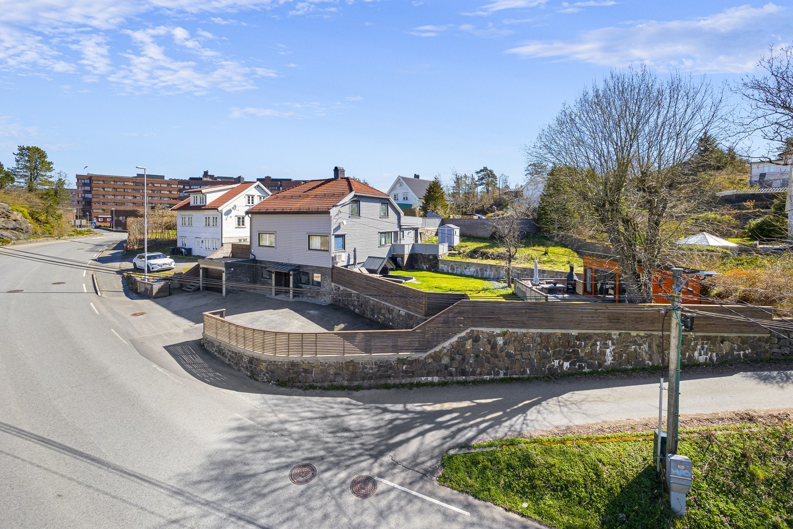 Eiendommen har en sentral og solrik tomt med tilhørende garasje og hage. Leiligheten som selges ligger i 1. etasje i bygget med garasje rett ved siden av. Stor hage som disponeres av seksjonen som selges, med tilhørende anneks, samt platting. Galleribilde