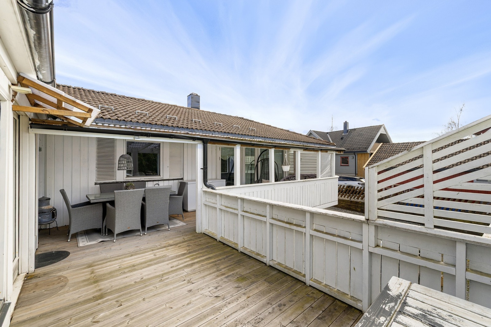 Solrik uteplass hvor deler av terrassen er med tak og adkomst til en stor vinterstue. Galleribilde