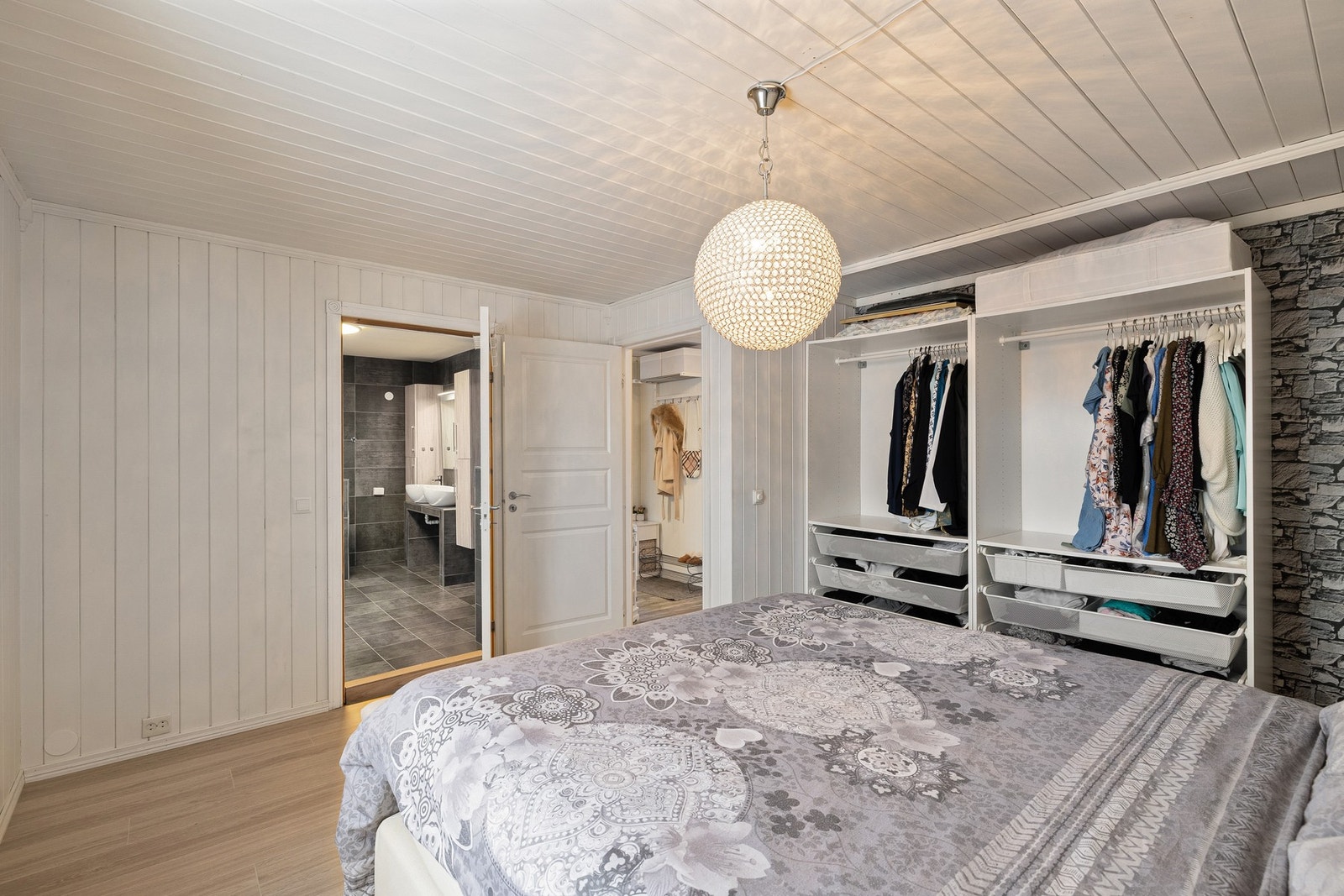 Soverommet har direkte adkomst til hovedbadet. Galleribilde