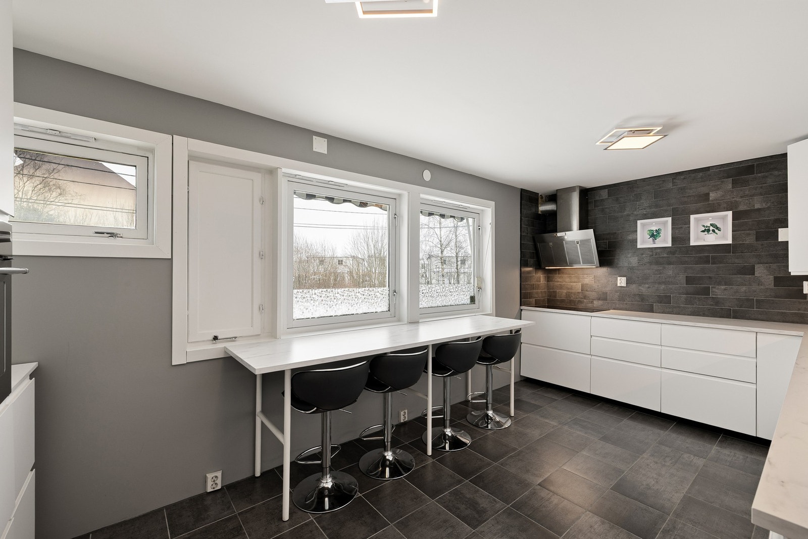 Fin barløsning med store vinduer. Galleribilde