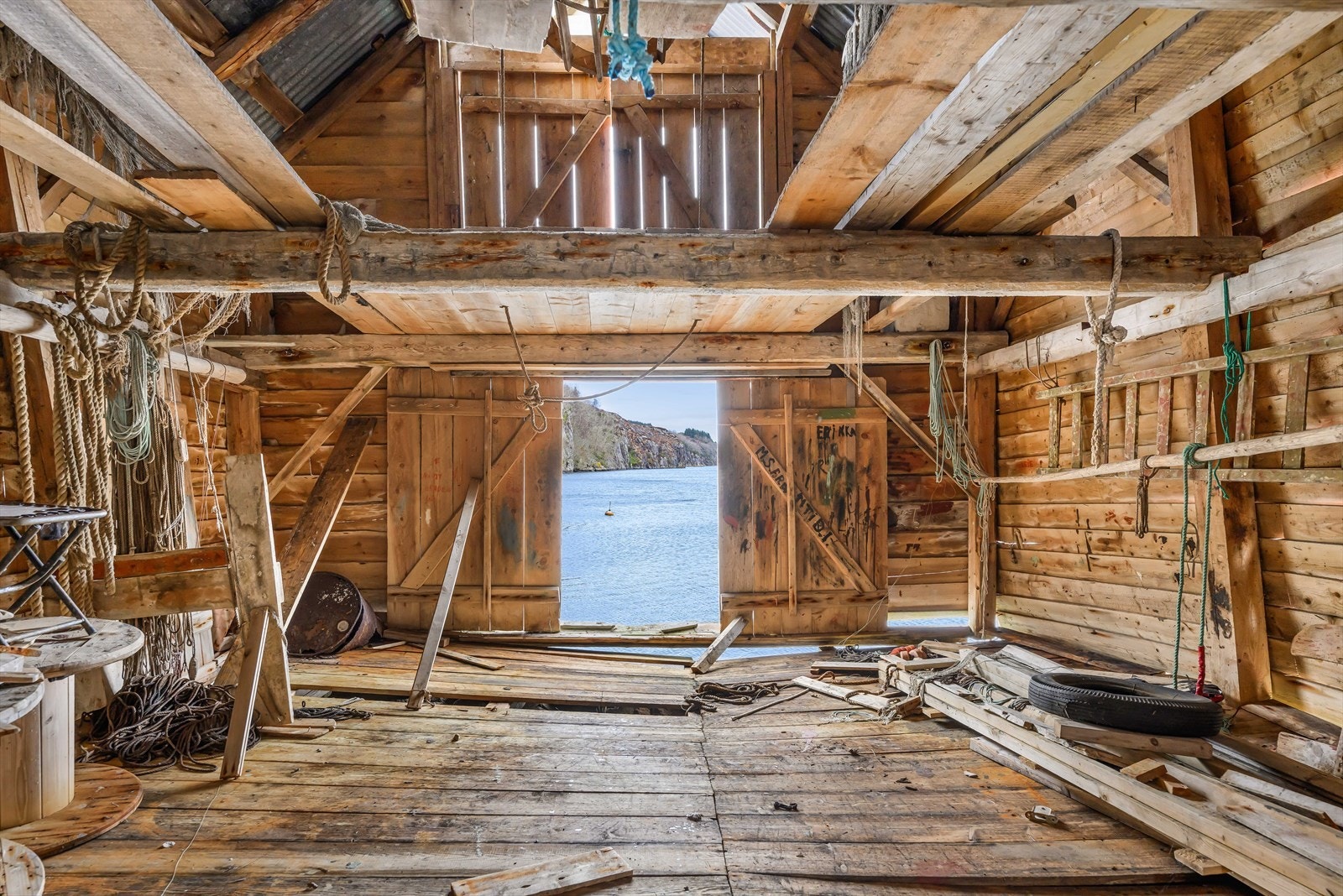 Stort naustrom med porter mot nord. Galleribilde
