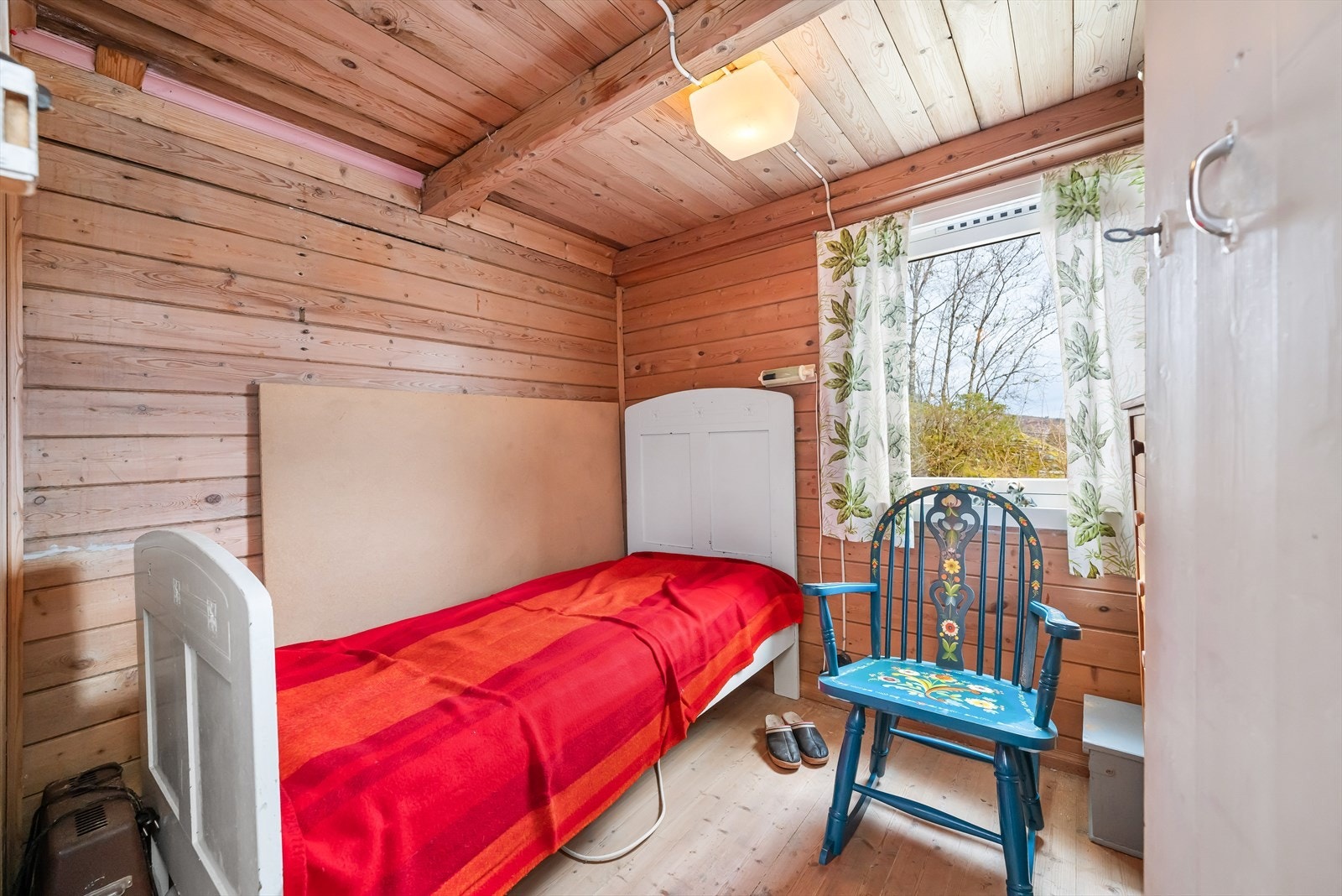I det nordvestlige hjørnet av etasjen er det også et soverom. Praktisk rom med utsikt mot nord. Galleribilde