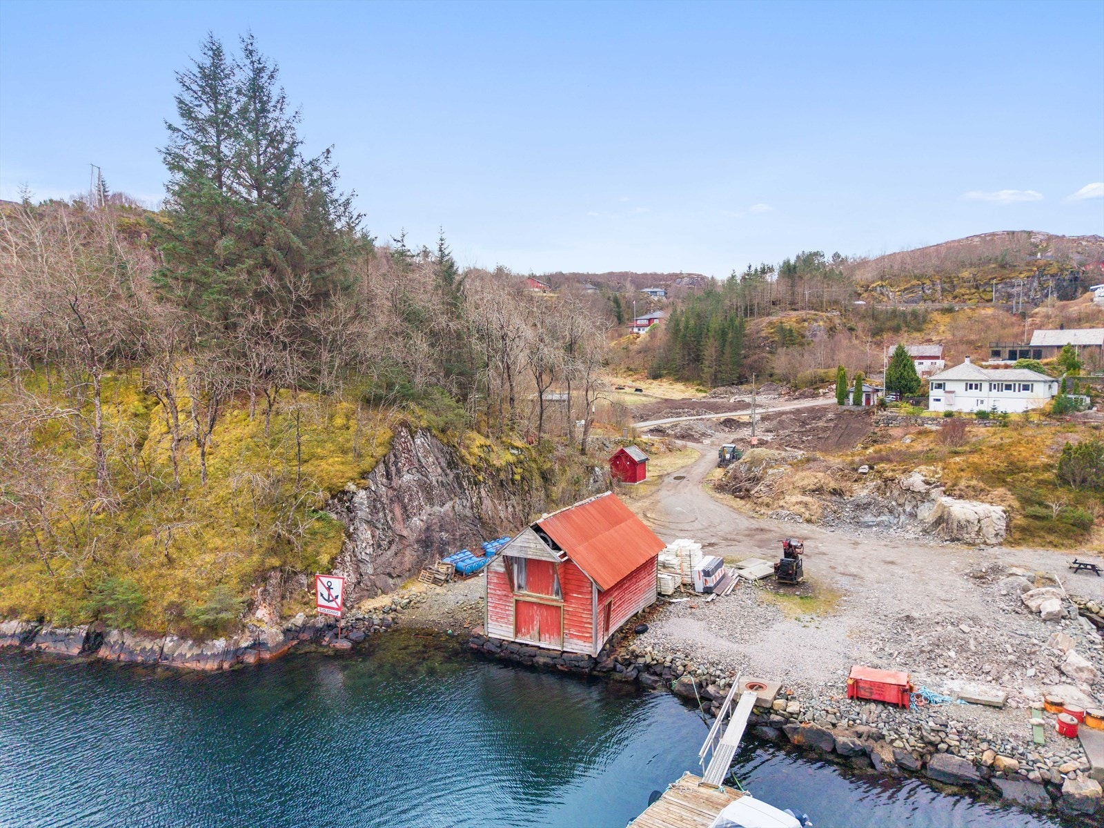 Kort gangavstand mellom naust og hus. Galleribilde