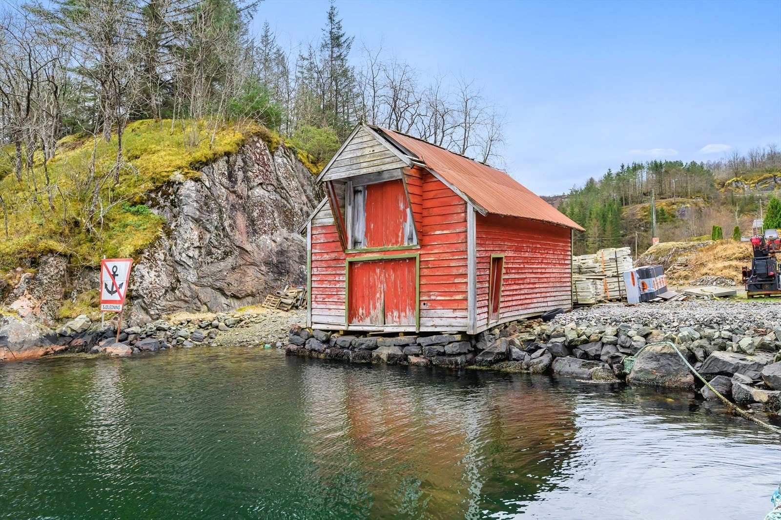 Naustet innerst i Fjæreidpollen som medfølger boligen. Galleribilde