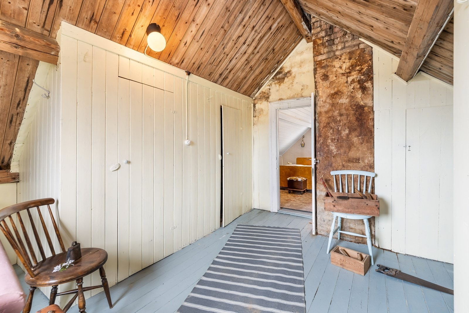 Et stort og godt rom med mye oppbevaringsplass i skap/"boder" langs veggene. Galleribilde