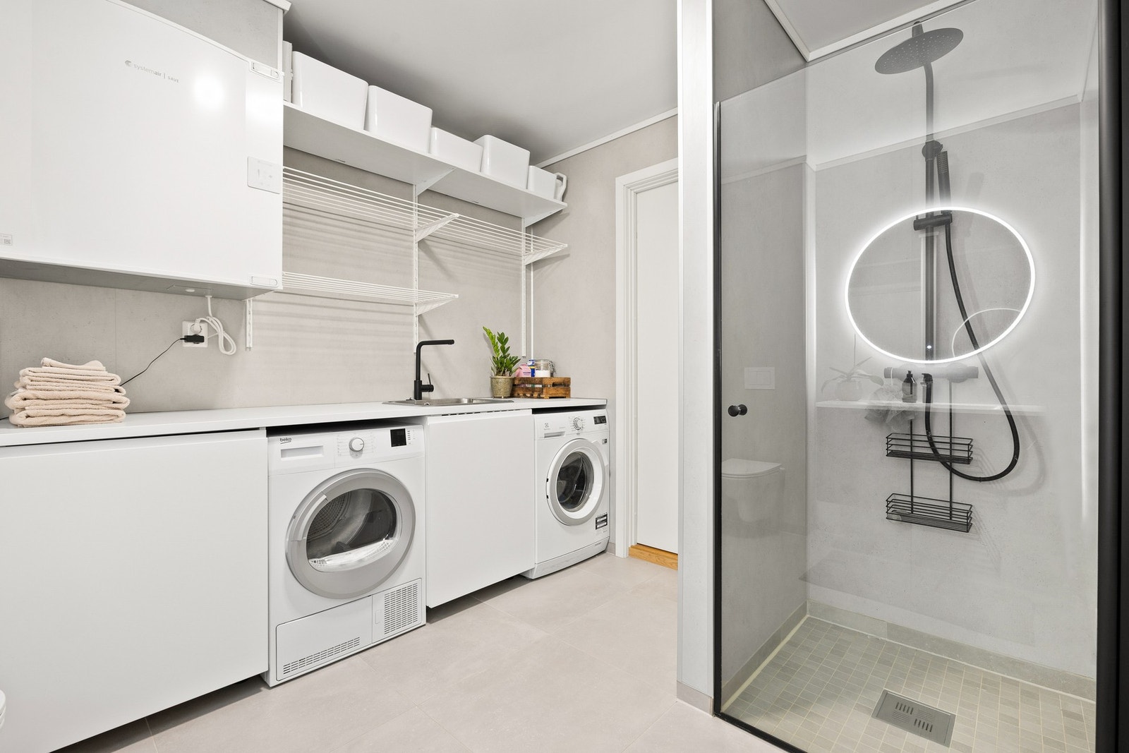 Badet er utført med flis på gulv med gulvvarme. Galleribilde