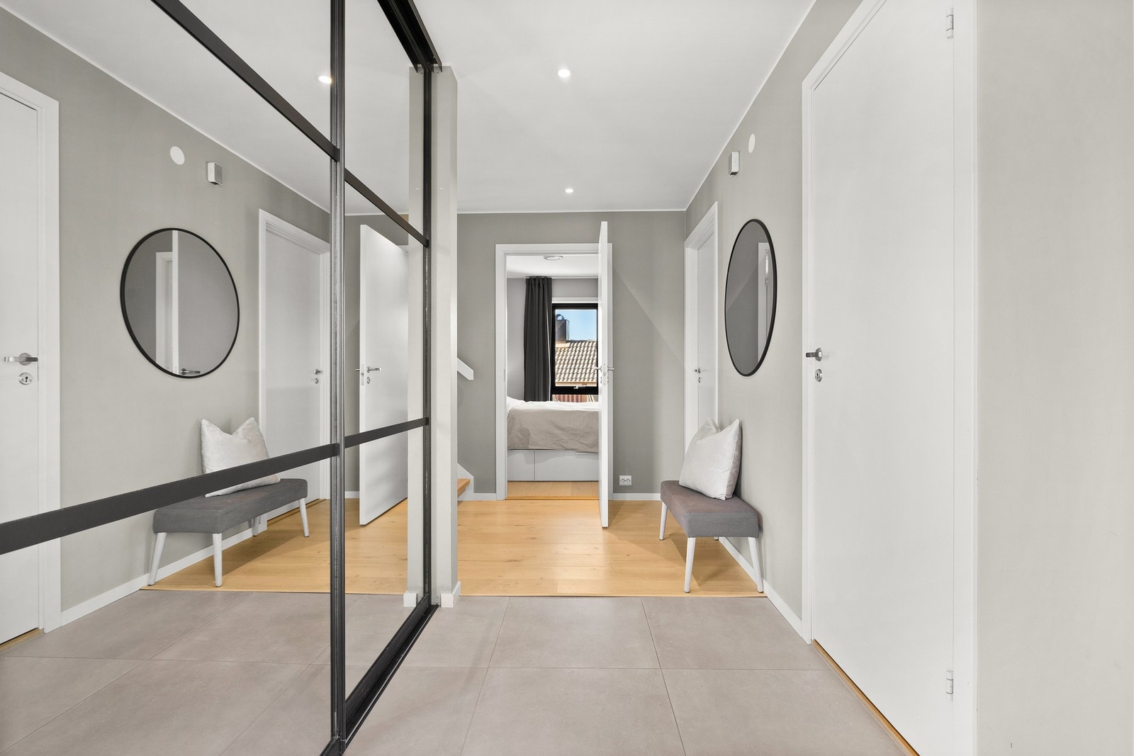 Stor og praktisk skyvedørsgarderobe ved entreen. Galleribilde