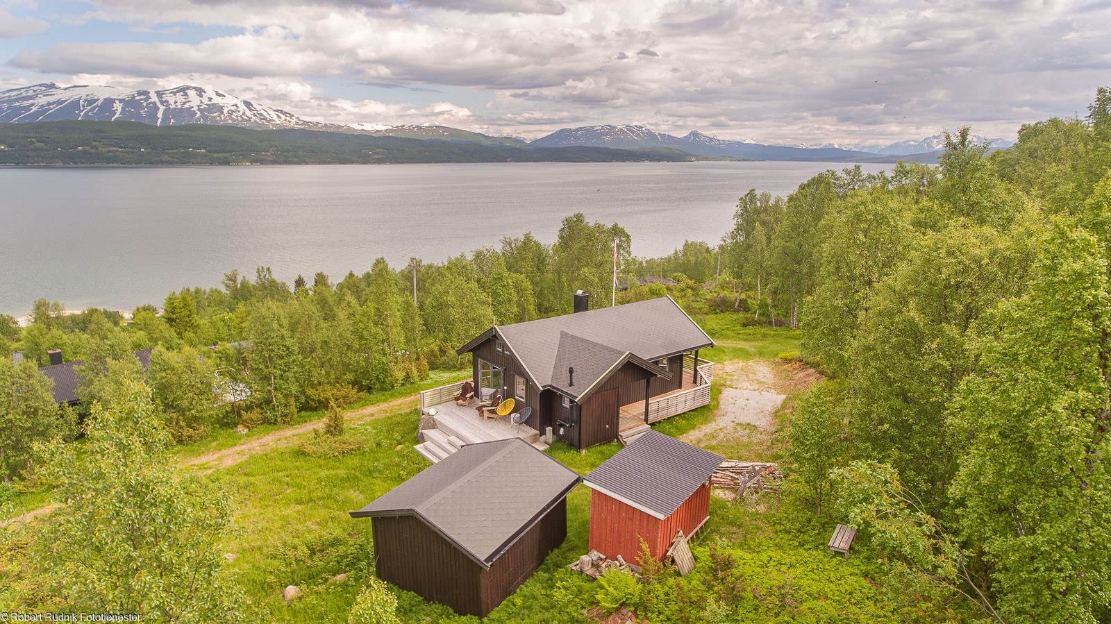 Velkommen til Målsnesveien 2758! Velholdt fritidsbolig med fantastisk utsikt over Malangsfjorden og Kvaløya. Båtplass medfølger. Galleribilde