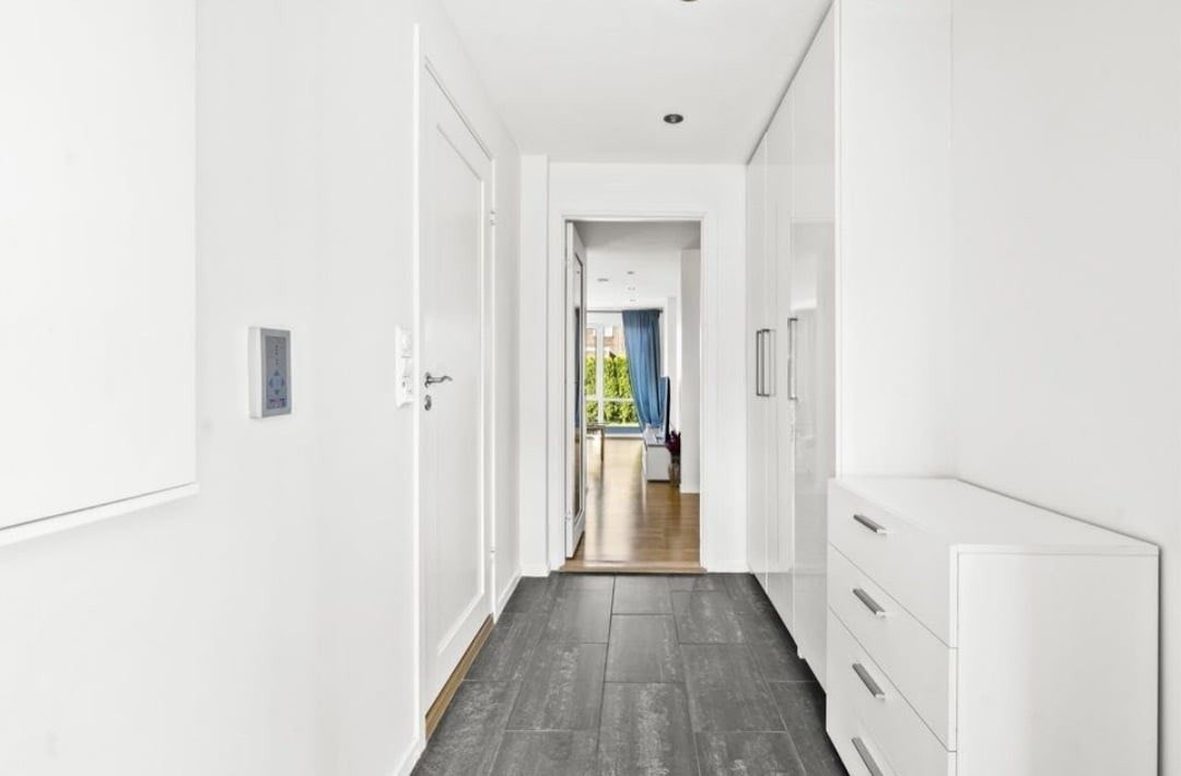 Lyst og moderne inngangsparti med god plass til sko og yttertøy. Galleribilde