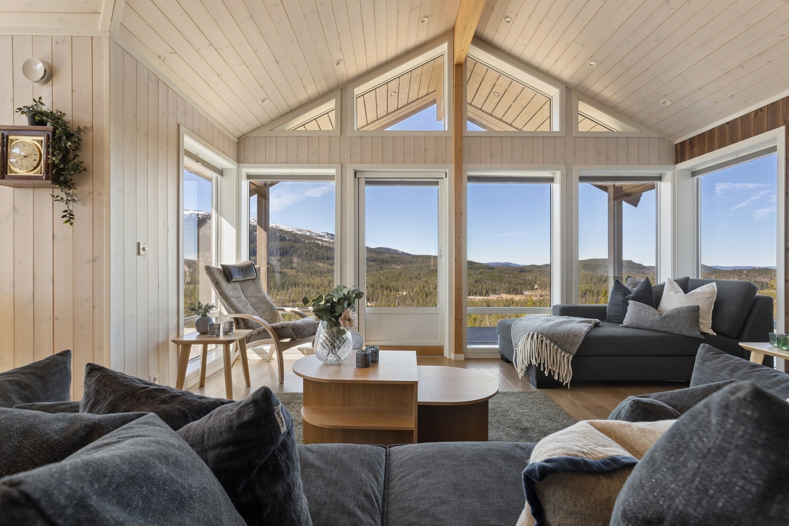 Store vindusflater slipper inn rikelig med naturlig lys og skaper en sømløs overgang mellom inne- og uteområdet. Galleribilde
