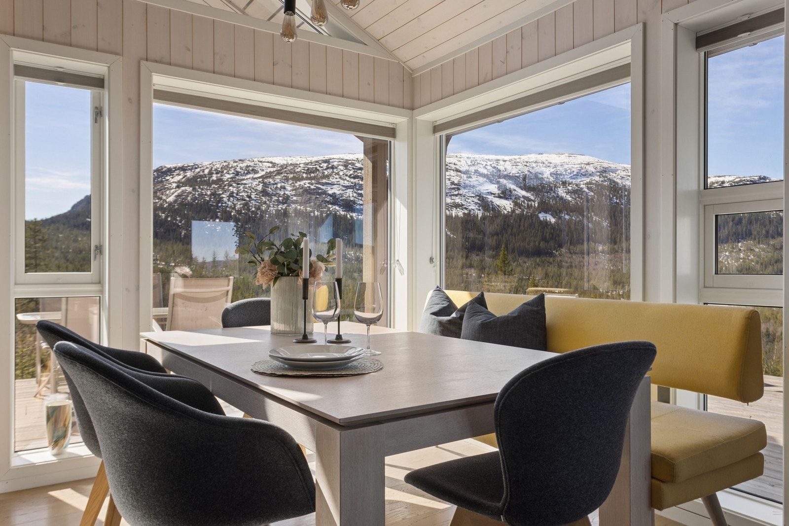 Store vindusflater på to sider gir rikelig med naturlig lys og skaper en lys og innbydende atmosfære. Her kan du nyte gode måltider med flott utsikt som en naturlig del av opplevelsen. Galleribilde