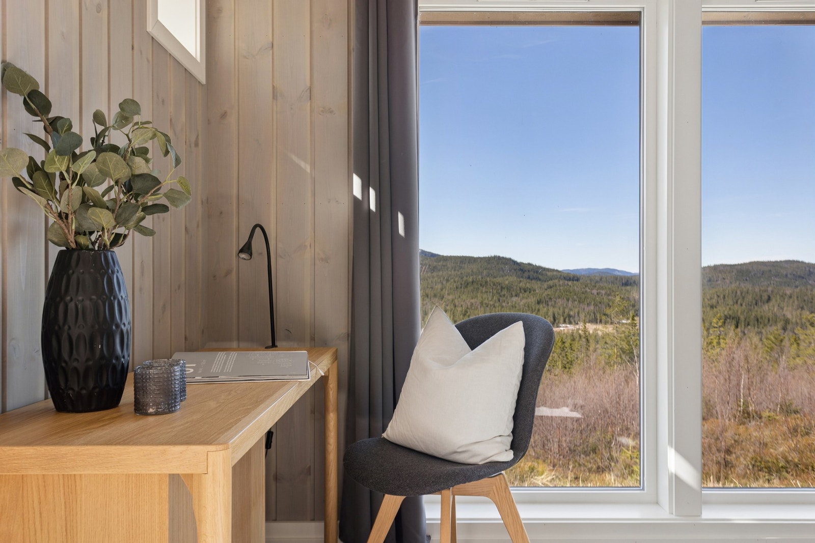 Gulv til tak vinduer gir følelsen av å slippe naturen inn. Galleribilde