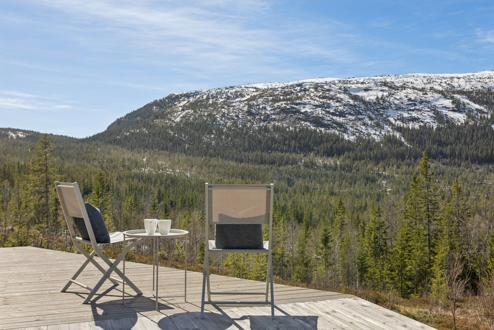 Her kan du trekke deg tilbake fra hverdagens tempo og finne stillhet i fjellandskapet, omgitt av skog, tjern og åpne utsyn. Galleribilde