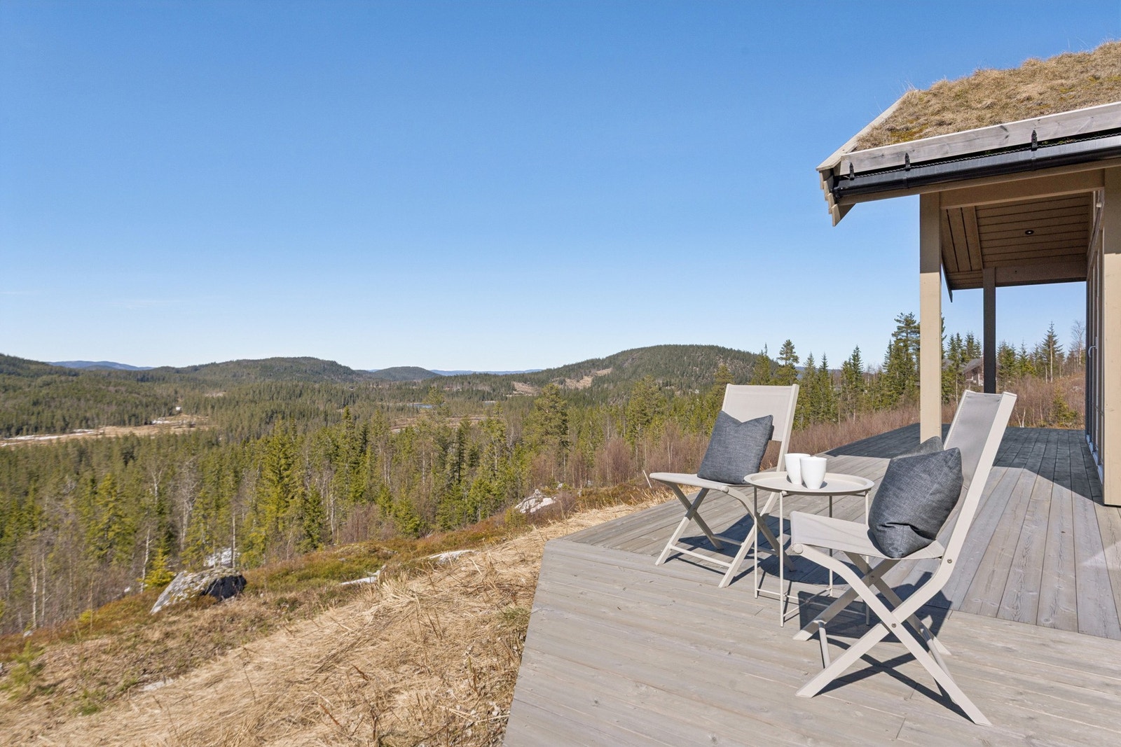 Her har du også direkte utgang til en solrik terrasse som strekker seg rundt tre sider av hytta. Galleribilde