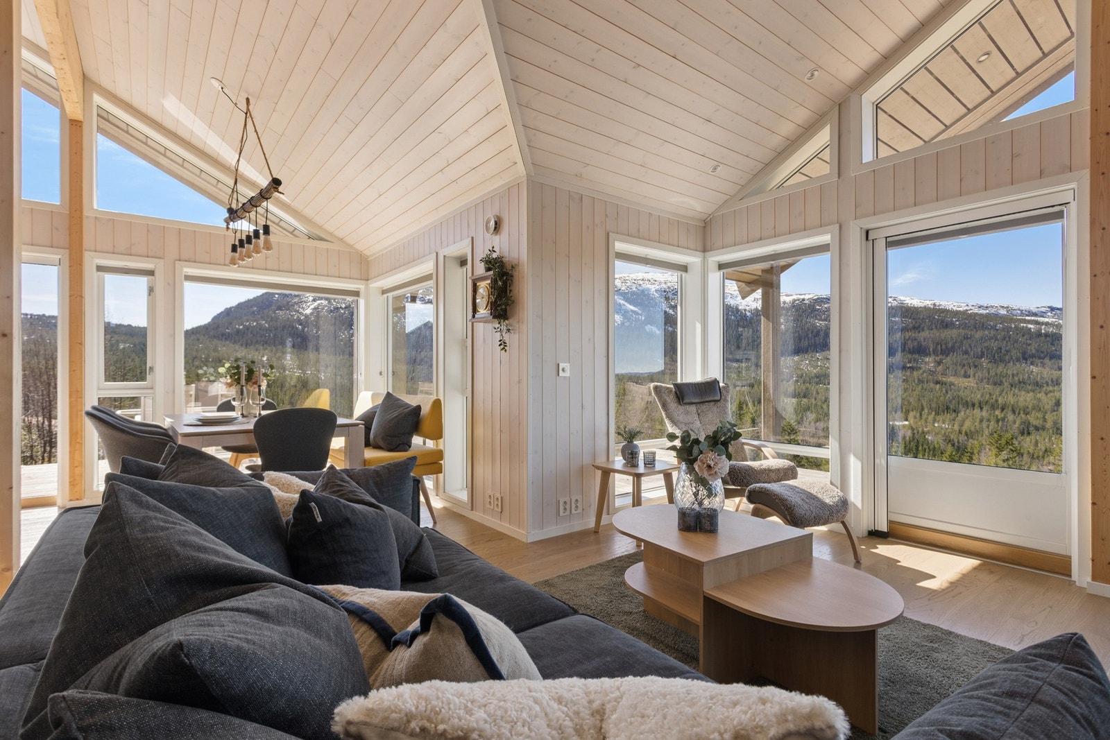 Eiendommen ligger fredelig til på vakre Vikerfjell - et snøsikkert og naturnært fjellområde som har blitt et yndet hytteområde. Galleribilde